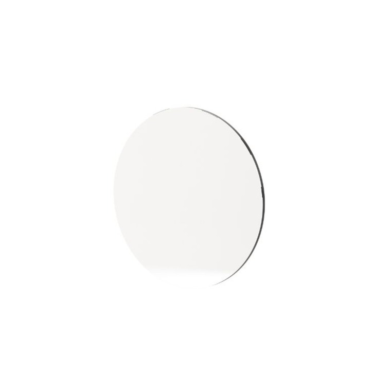 Lo specchio Circle è mostrato su uno sfondo bianco come un disco perfettamente rotondo con cornice laccata liscia, la cui superficie riflettente e geometria pura evocano equilibrio, semplicità ed eleganza silenziosa.