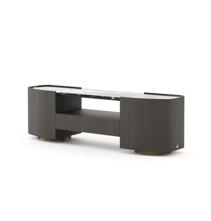 La consolle bassa Stone è presentata come mobile multimediale con struttura in legno scuro, vani laterali arrotondati, piano in pietra e un ripiano centrale aperto, sostenuta da piedini metallici circolari in un ambiente d'arredo contemporaneo.