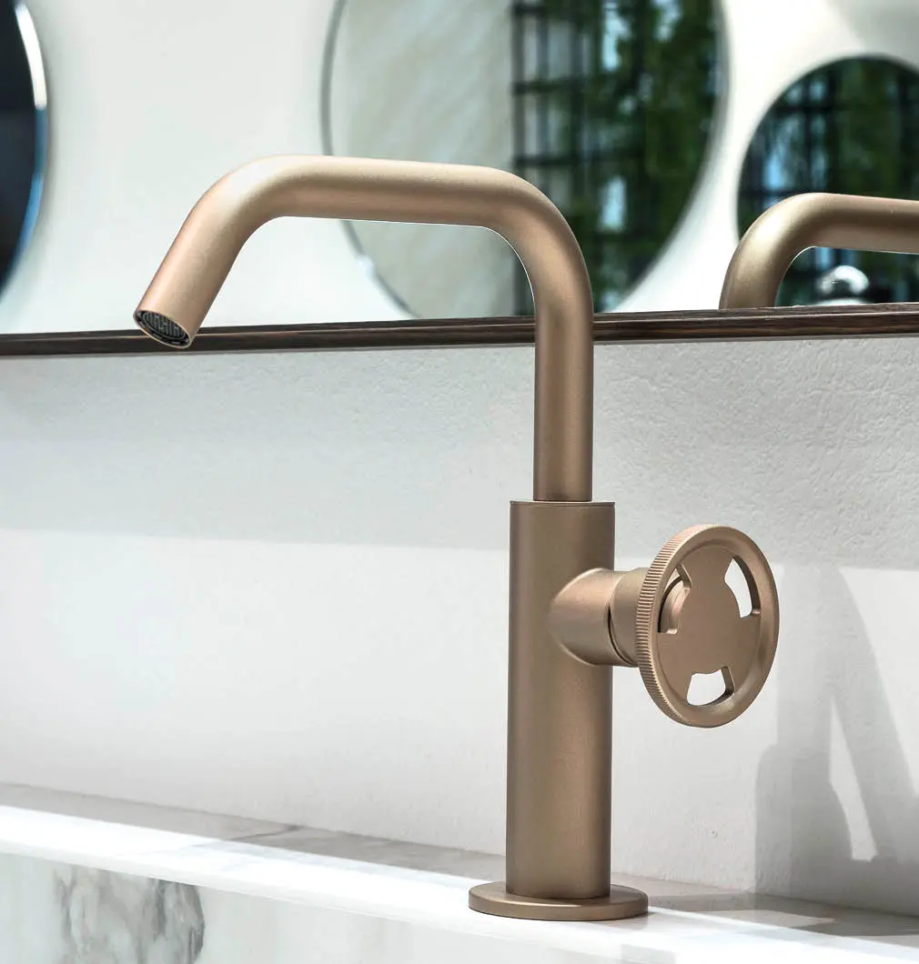 Set rubinetto lavabo a muro 3 fori con canna L=190 mm, PVD roseè lucido – TIB57