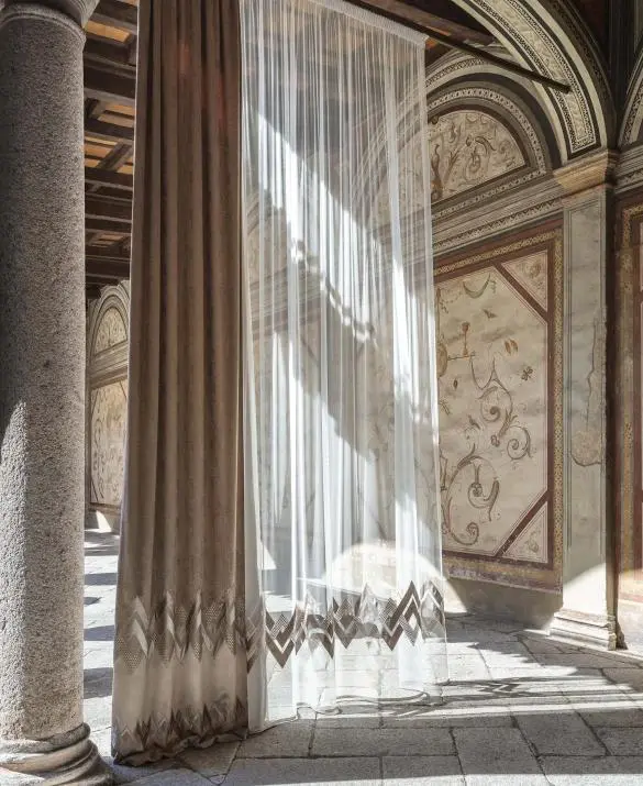 Piccole gocce ricamate a punto pieno racchiudono  paillettes color rame che vanno  ad impreziosire il tulle e il raso. 
