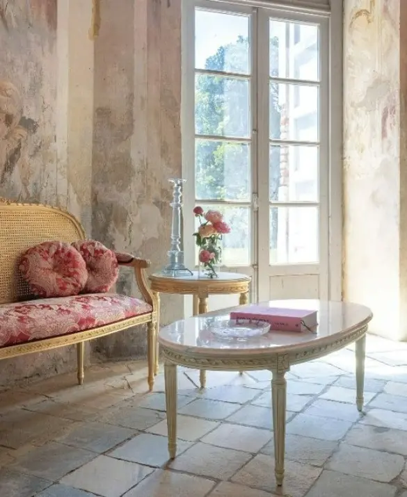 ART. 5036 - TAVOLINO OVALE INTAGLIATO IN LEGNO