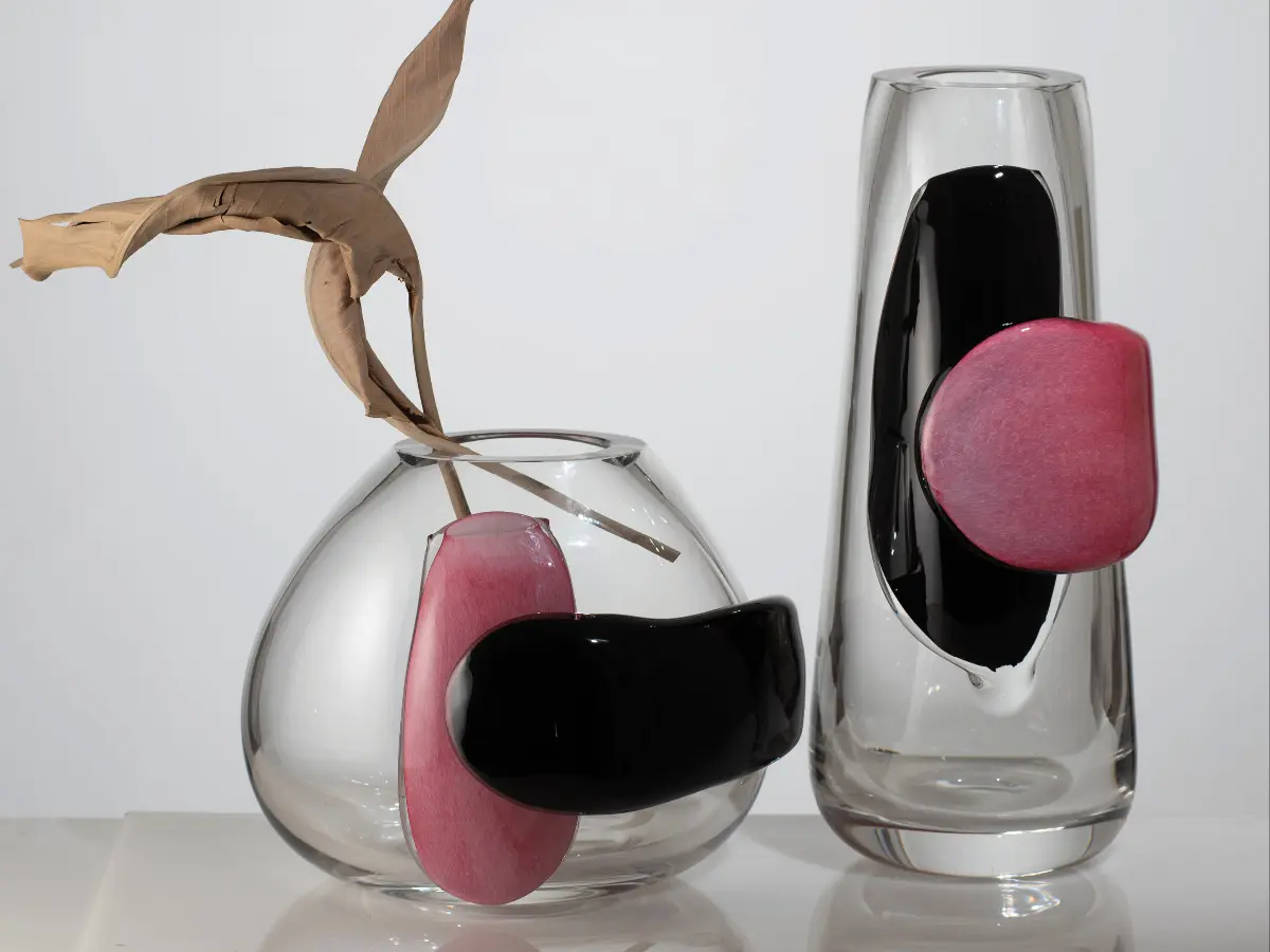 Duccio di Segna - Hug Vase low pink & black, Hug Vase tall pink & black