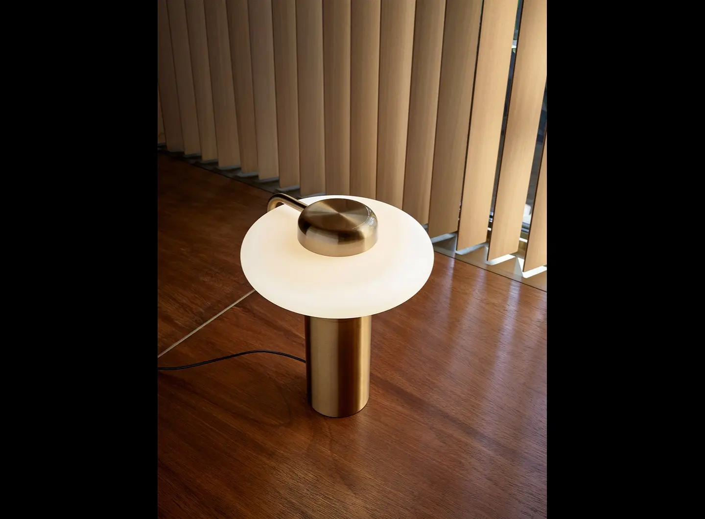 KDLN_Tratto Table brass