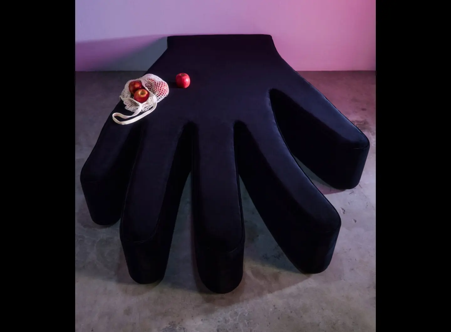 gufram_CinziaRuggeri_Mano_SetPhotos_02.jpg