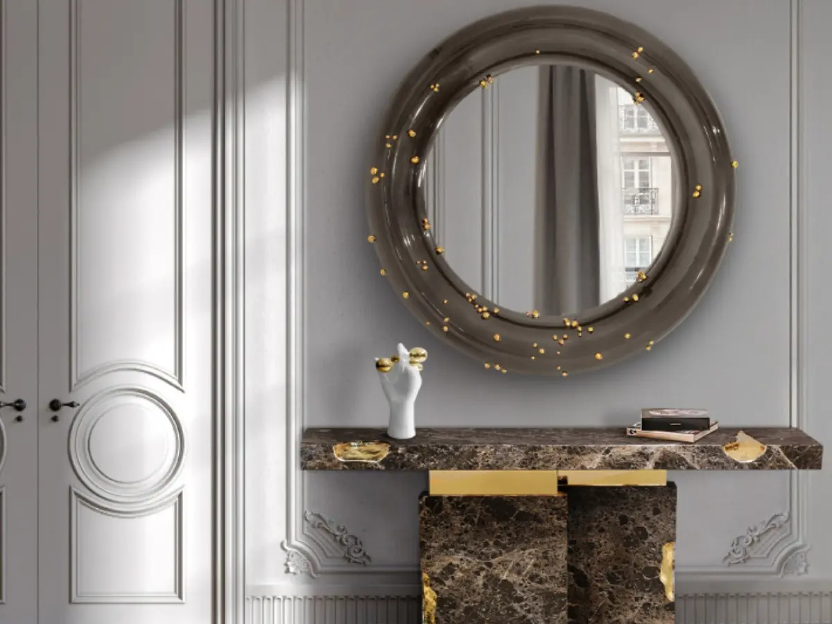 MODERN ENTRYWAY WITH BLACK, GOLD AND RED DETAILS