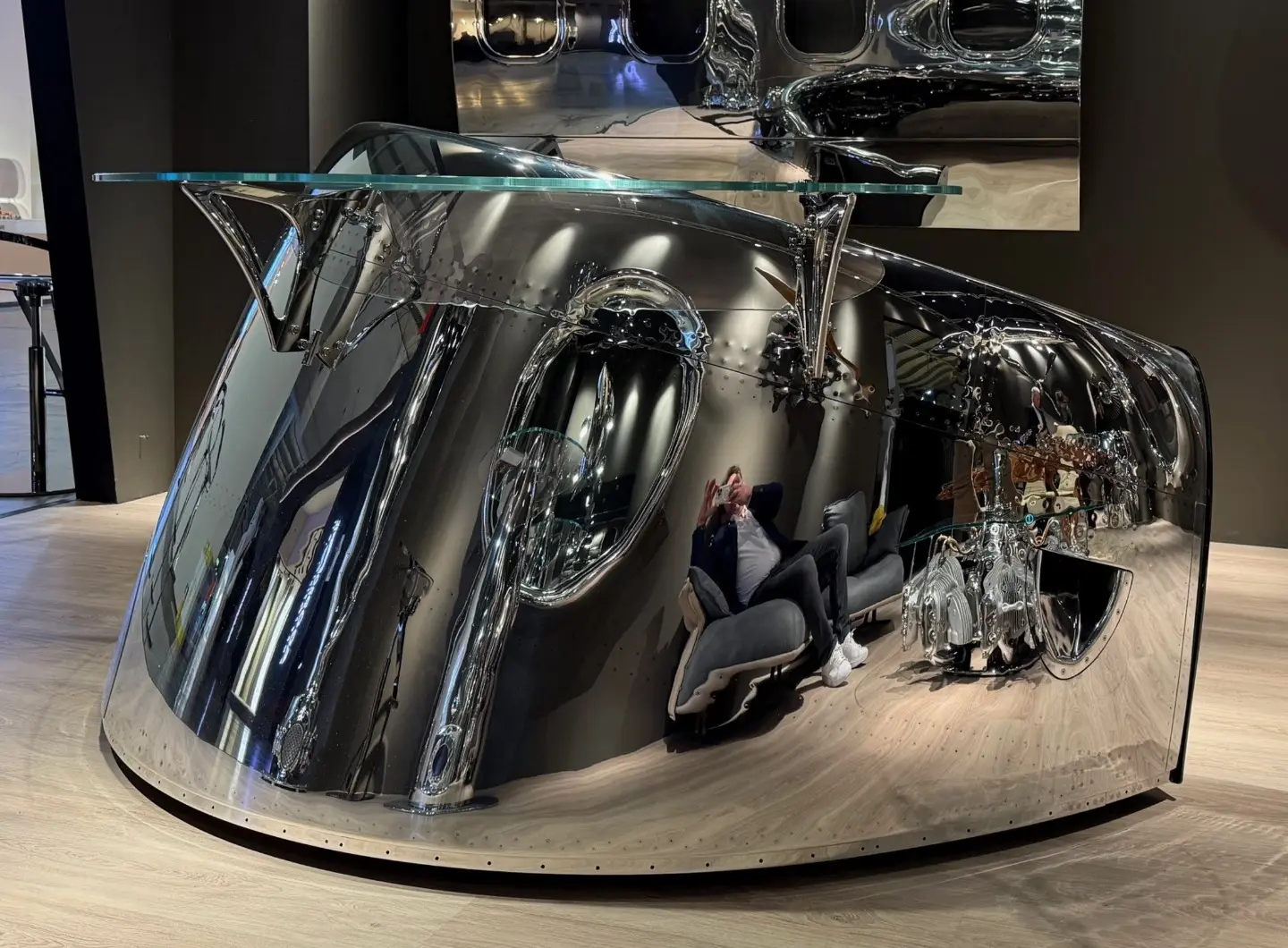 Reception Desk Creato da un Autentico Cowling di Motore Douglas DC-8