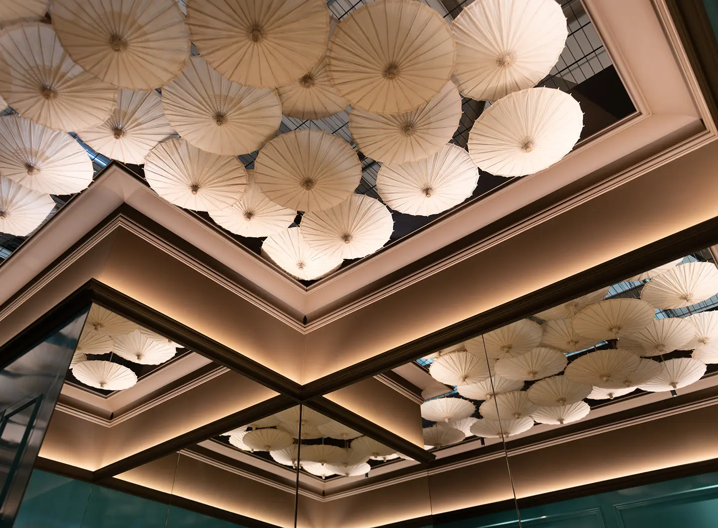 Cornice da soffitto e decorazione di ombrelli di carta appesi sottosopra al soffitto