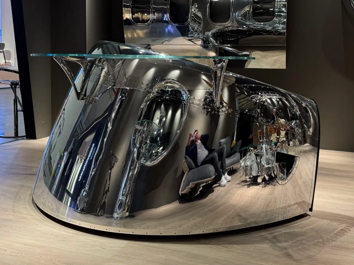 Reception Desk Creato da un Autentico Cowling di Motore Douglas DC-8