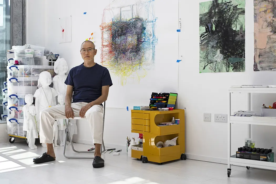 ritratto di Do Ho Suh all'interno della mostra The Genesis Exhibition alla Tate Modern Gallery di Londra