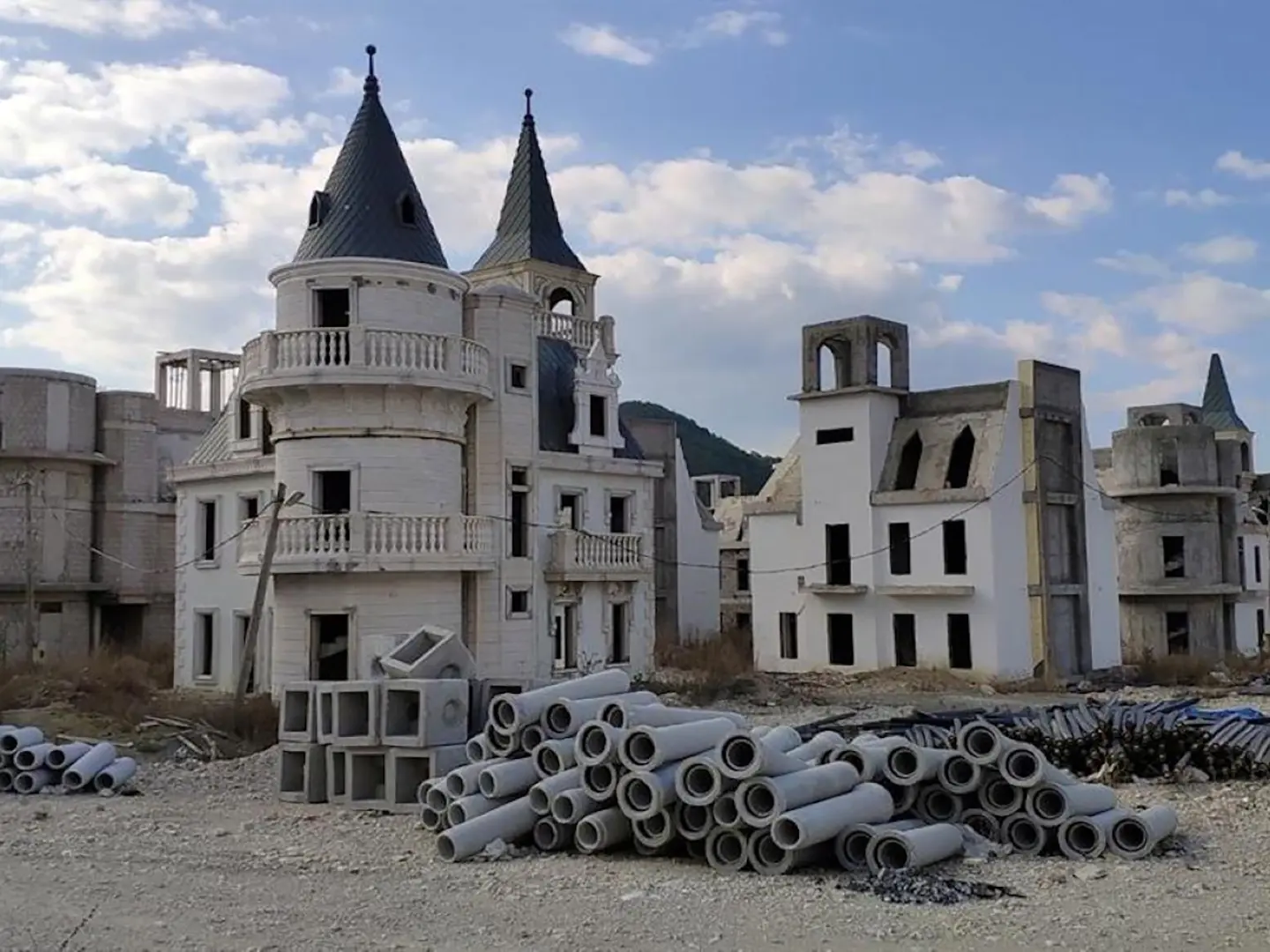 Burj Al Babas è un enorme progetto immobiliare incompiuto in Turchia: un lussuoso villaggio di 732 castelli in miniatura in stile fiabesco abbandonato a causa del fallimento finanziario dell’iniziativa