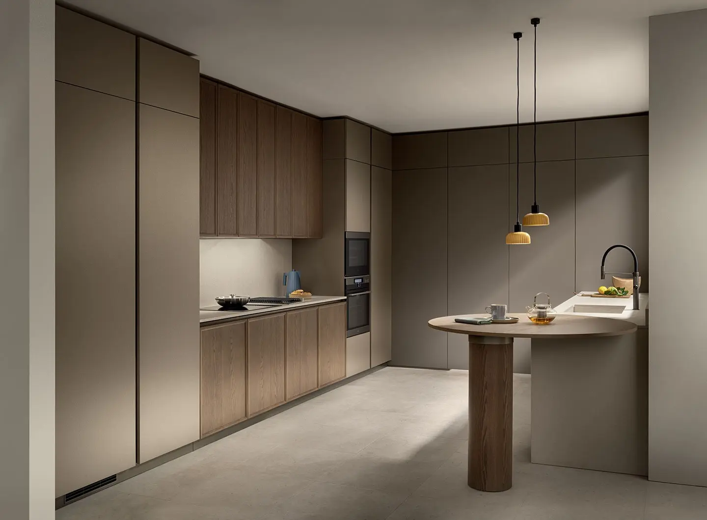Cucina Poetica - ante PET microdecor Pearl Gold, ante laccato opaco Grigio Matera e ante telaio legno Frassino Pecan.