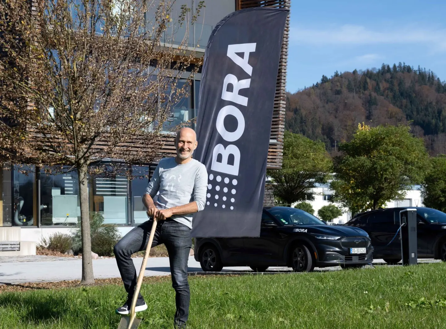 BORA_CEO_Willi_Bruckbauer_hands_on_for_the_factory.jpg