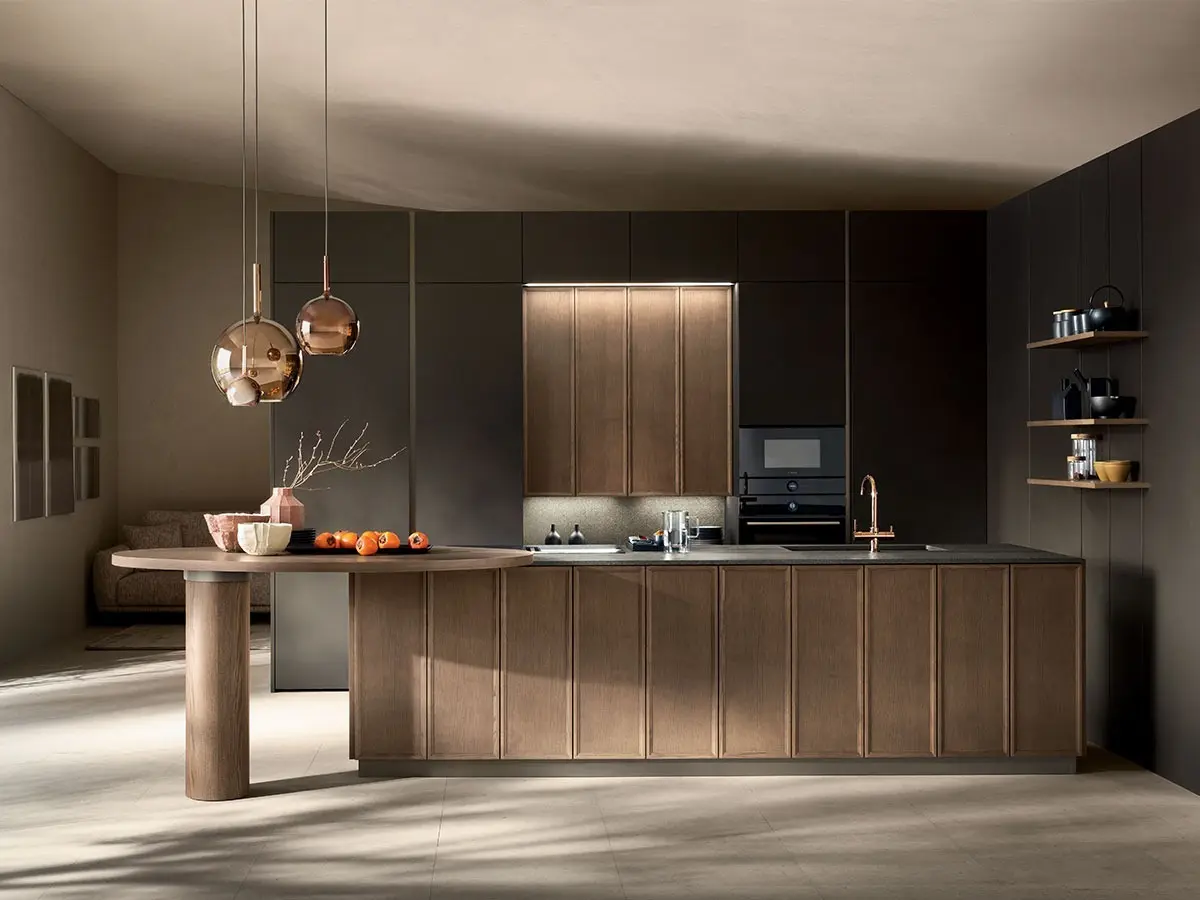 Cucina Poetica con isola, ante telaio legno Frassino Pecan e PET microdecor Space Black