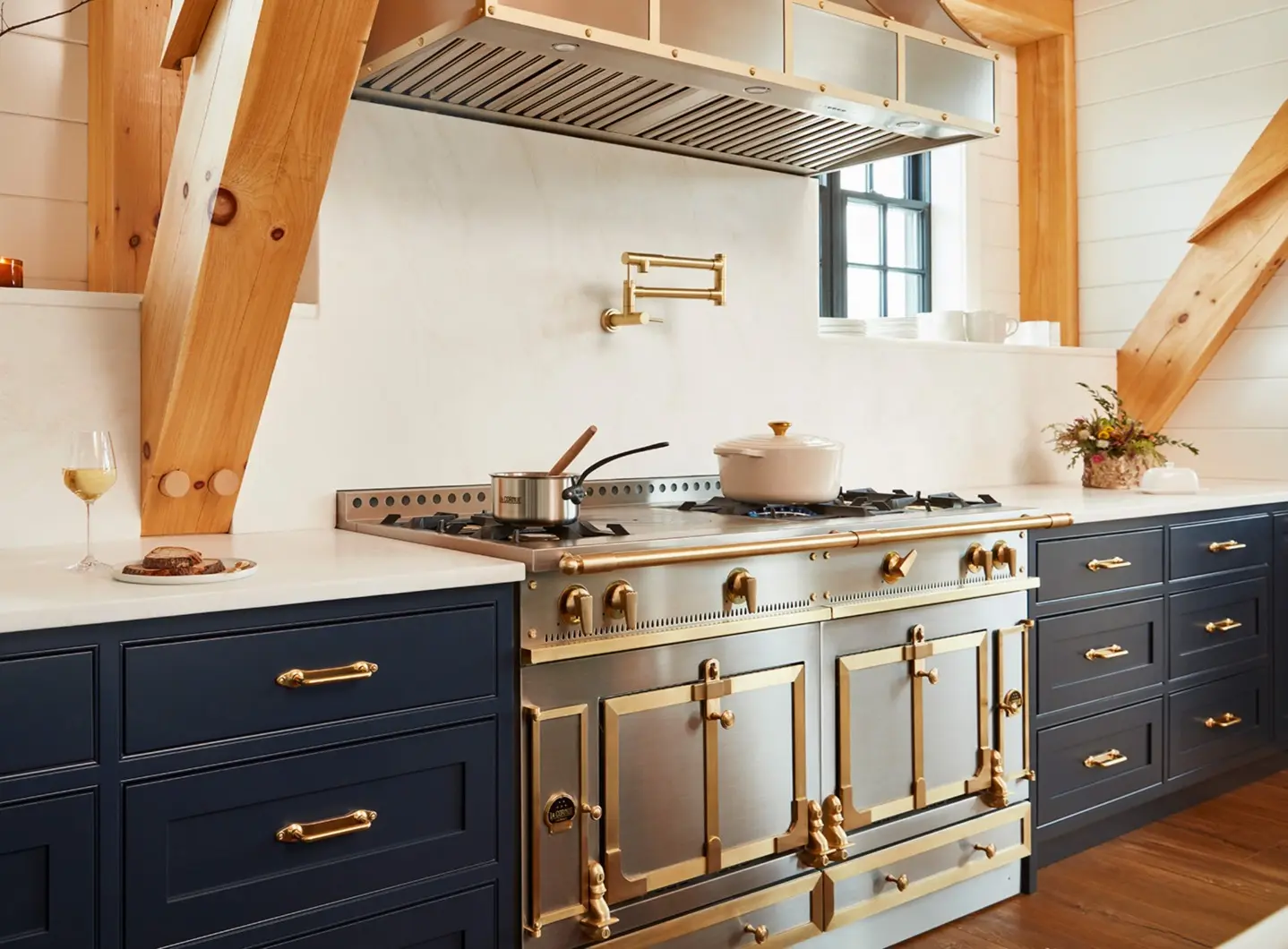 Château 150 in acciaio inox spazzolato, con finiture, dettagli e corrimano in ottone spazzolato.