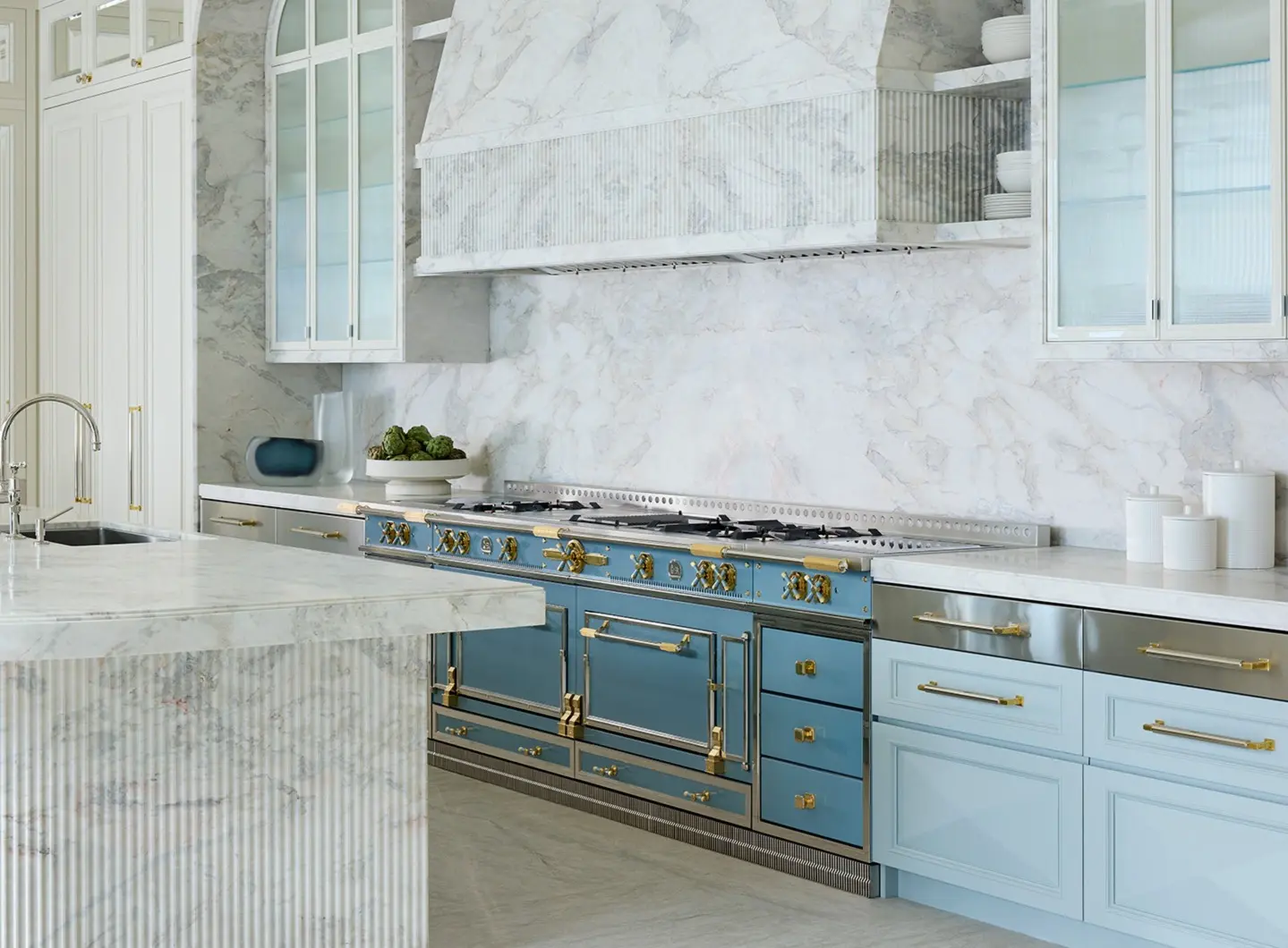 Château Suprême 180 e cassetti scaldavivande in Icy Blue, con finiture, dettagli e corrimano in acciaio inox lucido e ottone lucido.