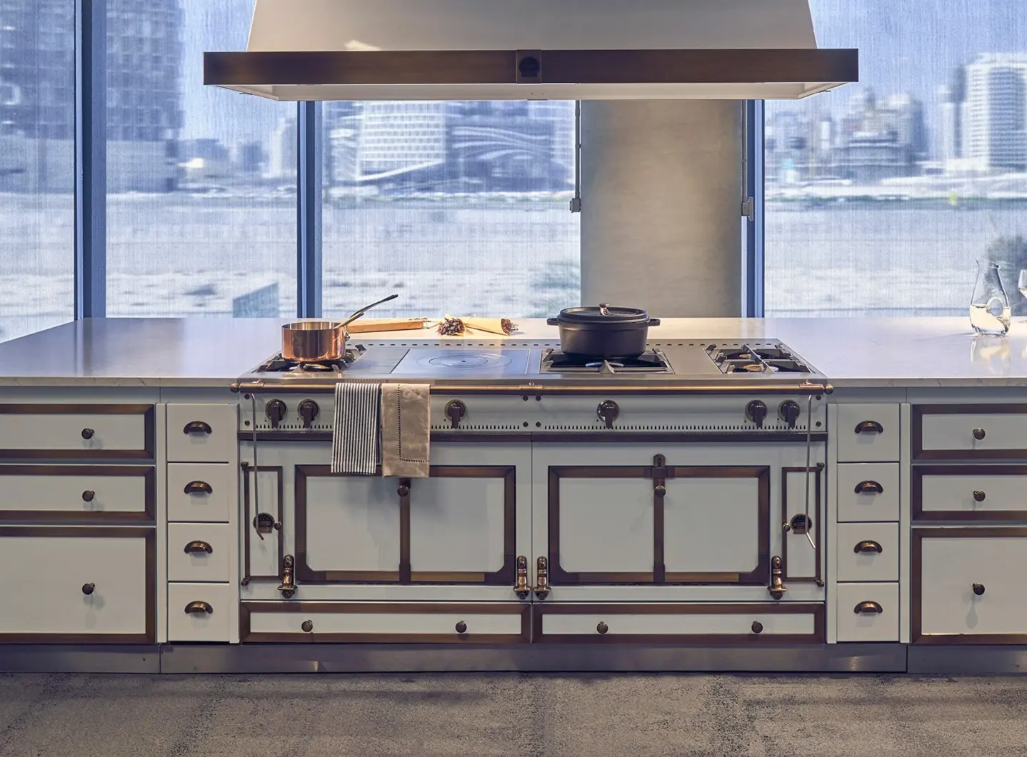 Château 150 in acciaio inox spazzolato, con finiture, accenti e corrimano in ottone spazzolato.