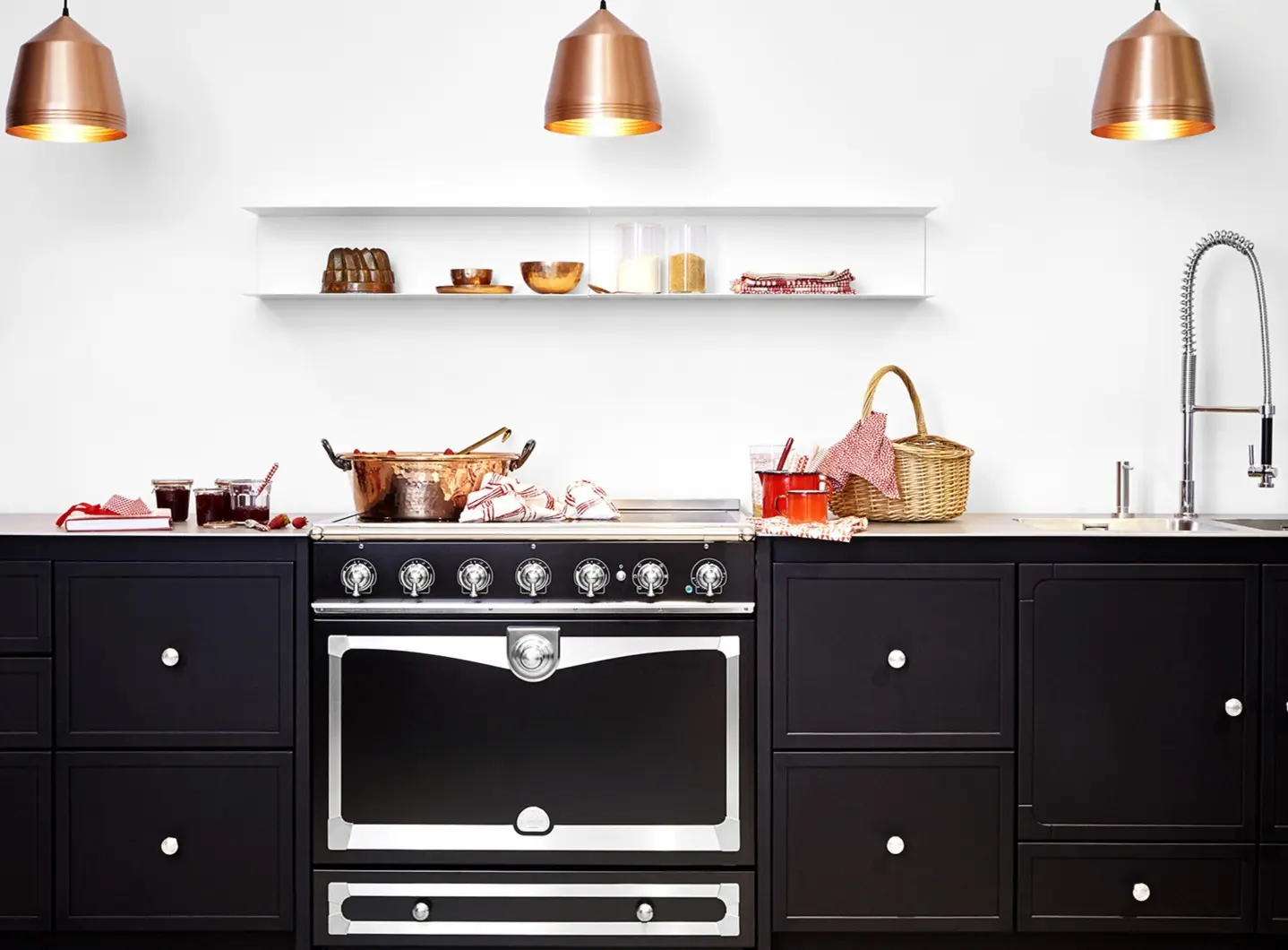 CornuFé Albertine 90 in nero opaco, finiture in nichel e acciaio inox spazzolato, piano a induzione.
