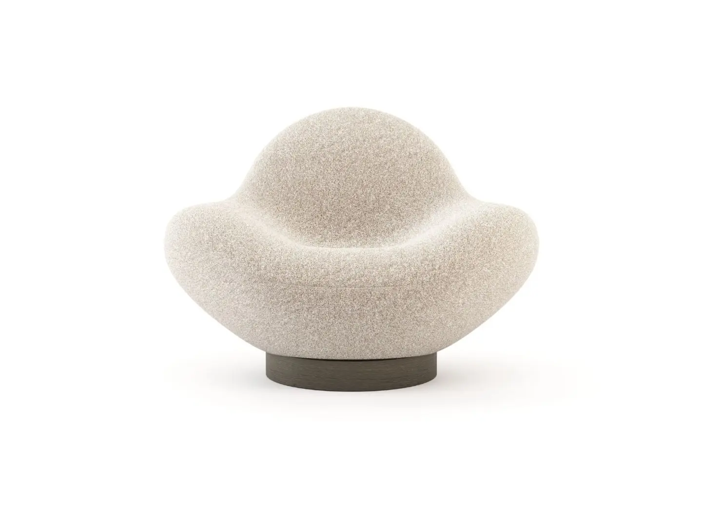 La poltrona Stone è presentata su uno sfondo sobrio, che ne mette in risalto la silhouette scultorea ispirata alla pietra, il rivestimento beige dalla trama rigata e la base circolare scura.