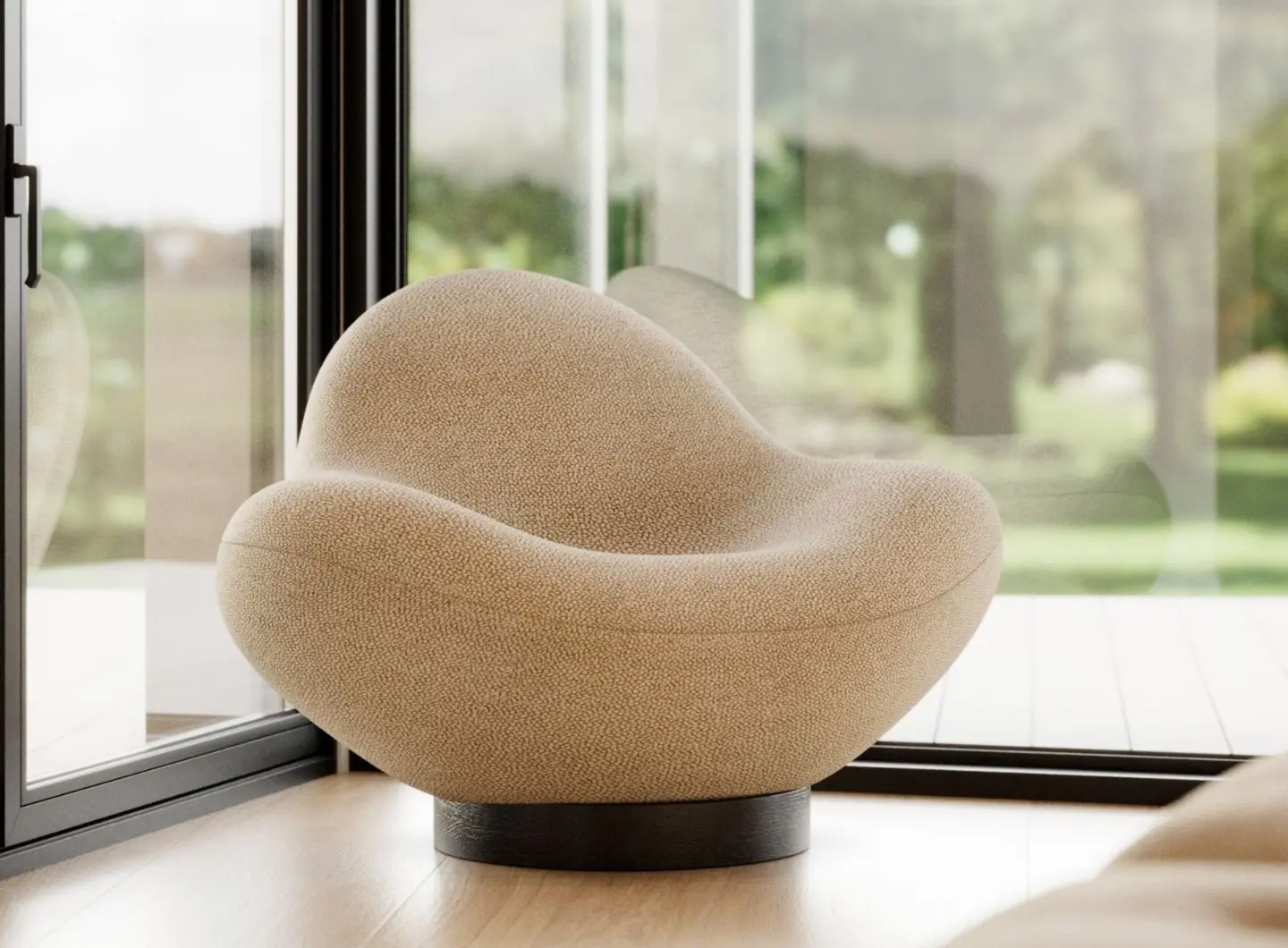 La poltrona Stone, con le sue forme arrotondate e organiche e il morbido rivestimento beige, è collocata in una stanza luminosa con vetrate a tutta altezza che si affacciano su una vegetazione rigogliosa.