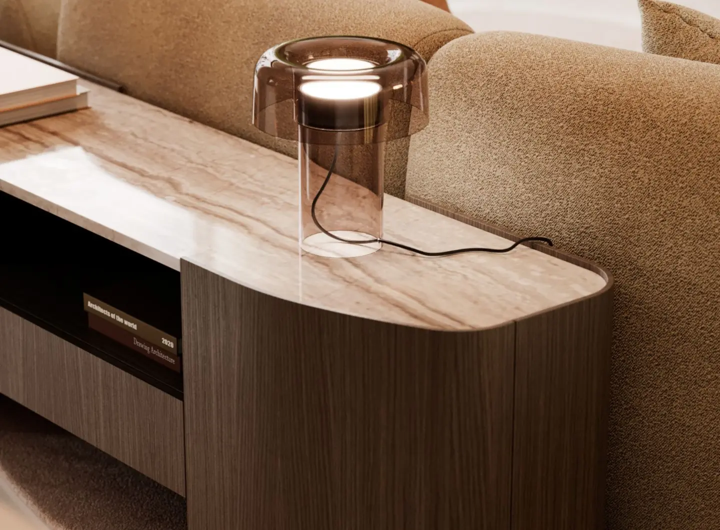 La consolle bassa Stone, con piano in marmo e base in legno, è abbinata a una moderna lampada da tavolo con base in vetro e collocata dietro un divano beige dalla trama ruvida, con alcuni libri esposti sul ripiano inferiore.