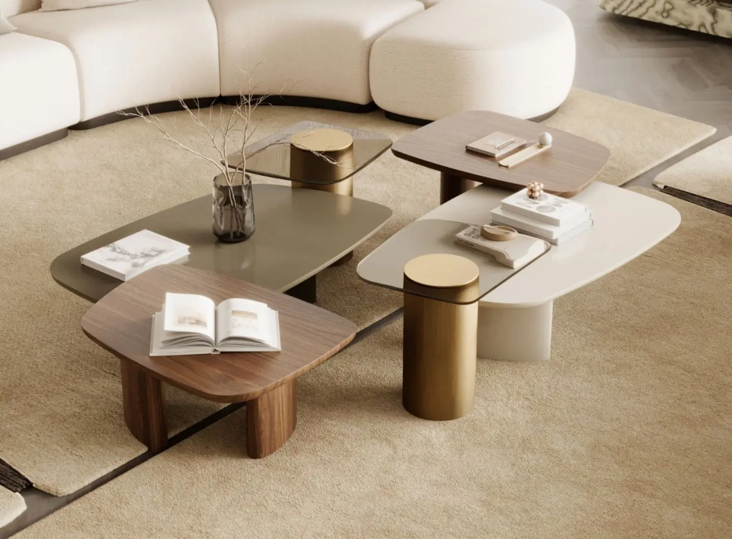 Il Tavolino da caffè Dolomites è presentato come un gruppo di quattro tavolini disposti su un tappeto beige, caratterizzati da una combinazione di superfici in legno chiaro, verde oliva lucido, beige chiaro e legno scuro, sostenuti da gambe cilindriche o a blocco che includono elementi in ottone metallico, con oggetti decorativi disposti sul piano.