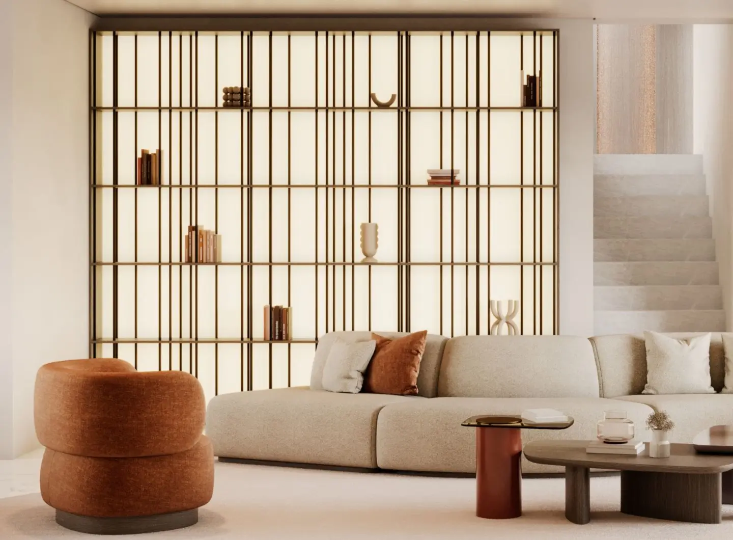 La libreria Buren è mostrata come una struttura illuminata con una griglia geometrica di linee verticali e orizzontali, posizionata dietro un divano beige con accenti ruggine, accompagnata da una poltrona arrotondata e tavolini minimalisti in un soggiorno caldo ed equilibrato.