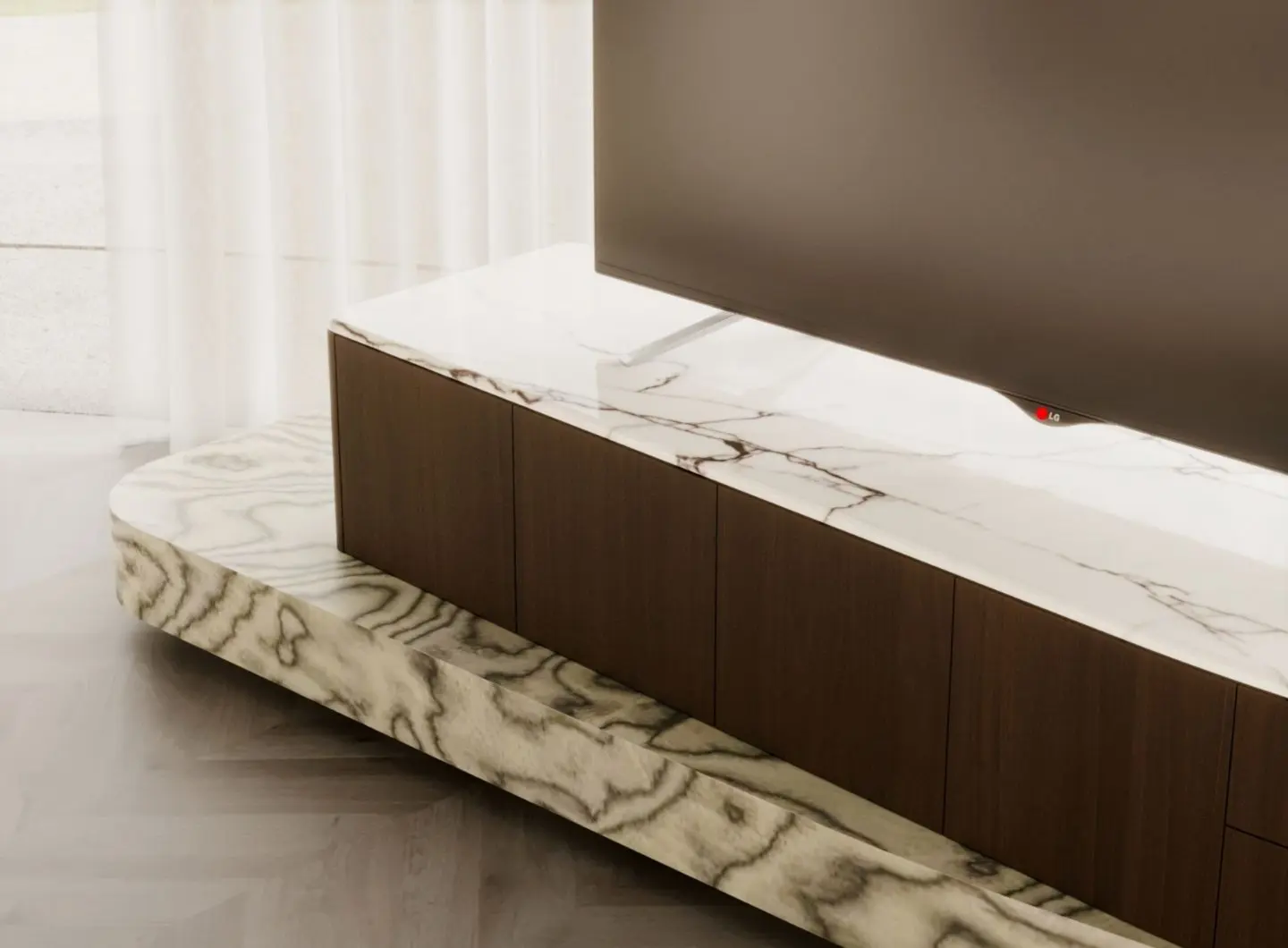 Il mobile TV Stone sostiene un televisore di grandi dimensioni su un piano in travertino con venature bianche e grigie, abbinato a una sezione contenitiva in legno e a una base che richiama la pietra, collocato in un luminoso soggiorno con tende trasparenti e un pavimento chiaro a spina di pesce.