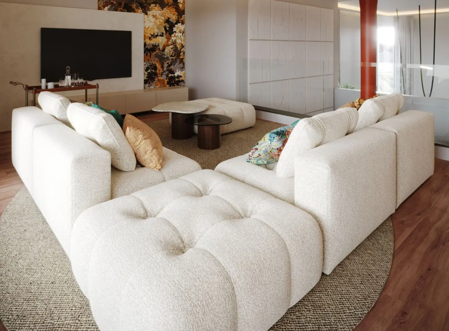Il divano Antónia è presentato come un’ampia composizione modulare a U in tessuto crema testurizzato con sedute trapuntate e cuscini decorativi colorati, disposto attorno a due tavolini centrali su un tappeto intrecciato beige, all’interno di un soggiorno luminoso con pannello decorativo, consolle con cristalleria, pannelli geometrici bianchi e piante alte vicino a una parete vetrata.
