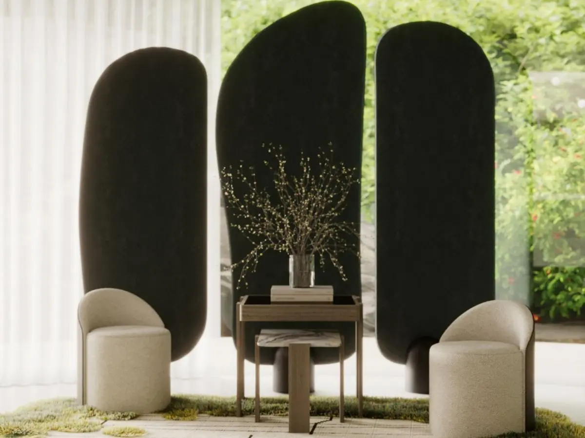 Lo Sgabello Elis appare come una coppia di sedute arrotondate rivestite in beige, posizionate ai lati di un piccolo tavolo in legno, ciascuna con base cilindrica e schienale curvo, inserite in un ambiente ispirato alla natura con pannelli scultorei scuri e un tappeto testurizzato nei toni del verde e del beige.