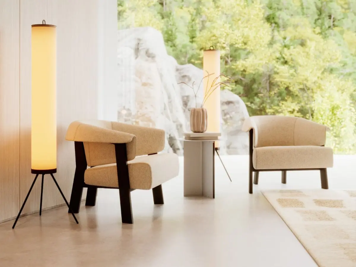 Il tavolino Steel appare tra due poltrone imbottite in un ambiente minimalista e caldo, con un vaso decorativo illuminato da lampade da terra, il suo piano rotondo e la forma essenziale aggiungendo un tocco discreto e sereno all’area di seduta.