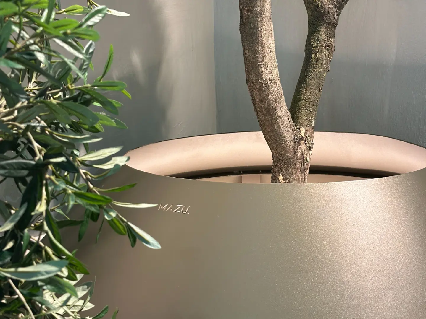 Alberi che combinano elementi naturali e artificiali