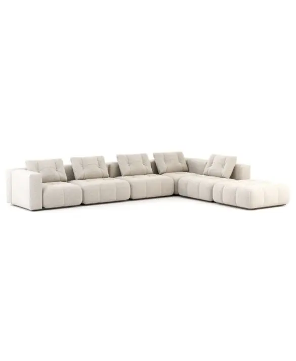 Il divano Antónia è mostrato su uno sfondo bianco come un ampio modulo a L rivestito in bouclé crema, con cuscini profondamente trapuntati e una base bassa e discreta che ne evidenzia i volumi scultorei e la silhouette generosa e architettonica.