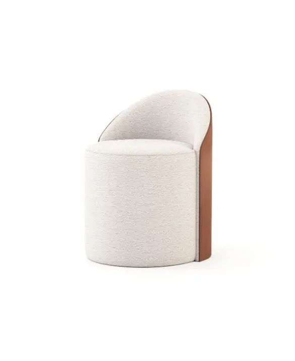 Lo Sgabello Elis è mostrato come una seduta compatta con base cilindrica e un piccolo schienale curvo, con rivestimento beige chiaro sulla parte frontale e laterale e pelle marrone liscia sul retro, creando una silhouette organica e morbida.