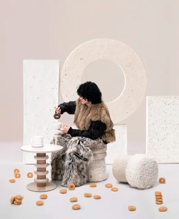 Kemp is the table that represents organic design. The table base is decorated with wood rings. Circles represent the monotony of repetition since the circle is the symbol of repeating cycles. The black sheep is tired of monotony and needs to break the circle.