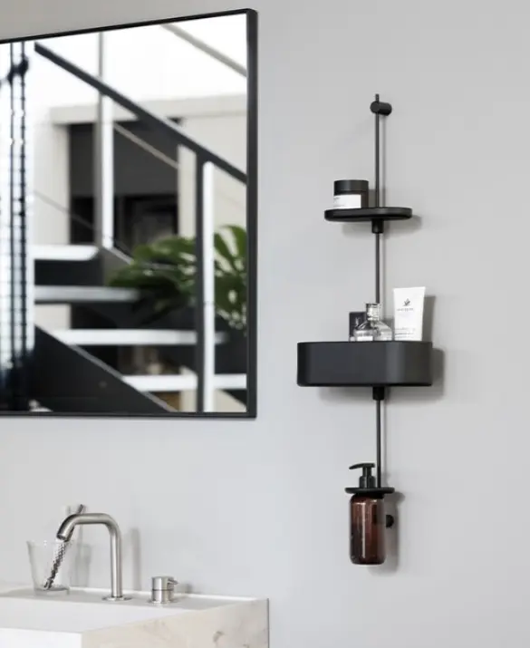 Filo è un sistema unico che unisce vari accessori creando delle composizioni per la doccia, per la parete accanto al lavabo, per la cucina e la zona ingresso.
