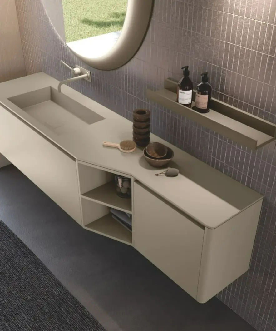 Calix UP. Elemento a terra con anta tonda in laccato peltro opaco. Pensile a giorno in HPL rovere Valdweg. Lavabo da appoggio Diamond in teknorit bianco. Specchio Rondo con LED perimetrale. Vasca Salus in solid surface. Attaccapanni ad albero in laccato bianco opaco.