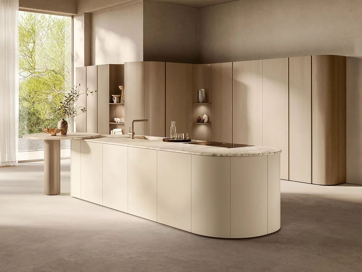 Cucina Flair - Grande isola con ante in laccato opaco Panna Porcellana e piano Vitium Tecnology con texture Super Beige personalizzata Scavolini. Sostegno piano colazione e colonne in impiallacciato Rovere Emmer.