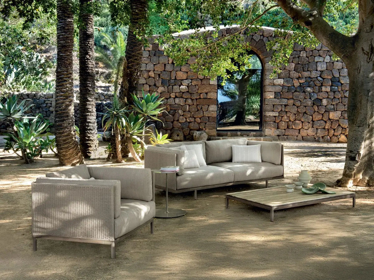 Salotto Baia Rope immerso nella natura, composto da poltrona lounge, divano e coffee table