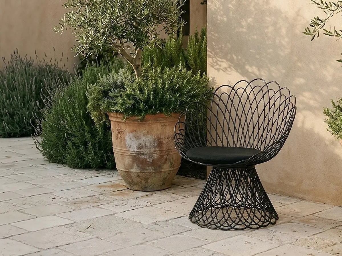 Carbon fibers are laid onto a mold of repeating scallop and diamond patterns to create the light yet sturdy frame of the SPIN Collection. Its lightweight yet durable structure easily accommodates a load capacity of 90kg.
