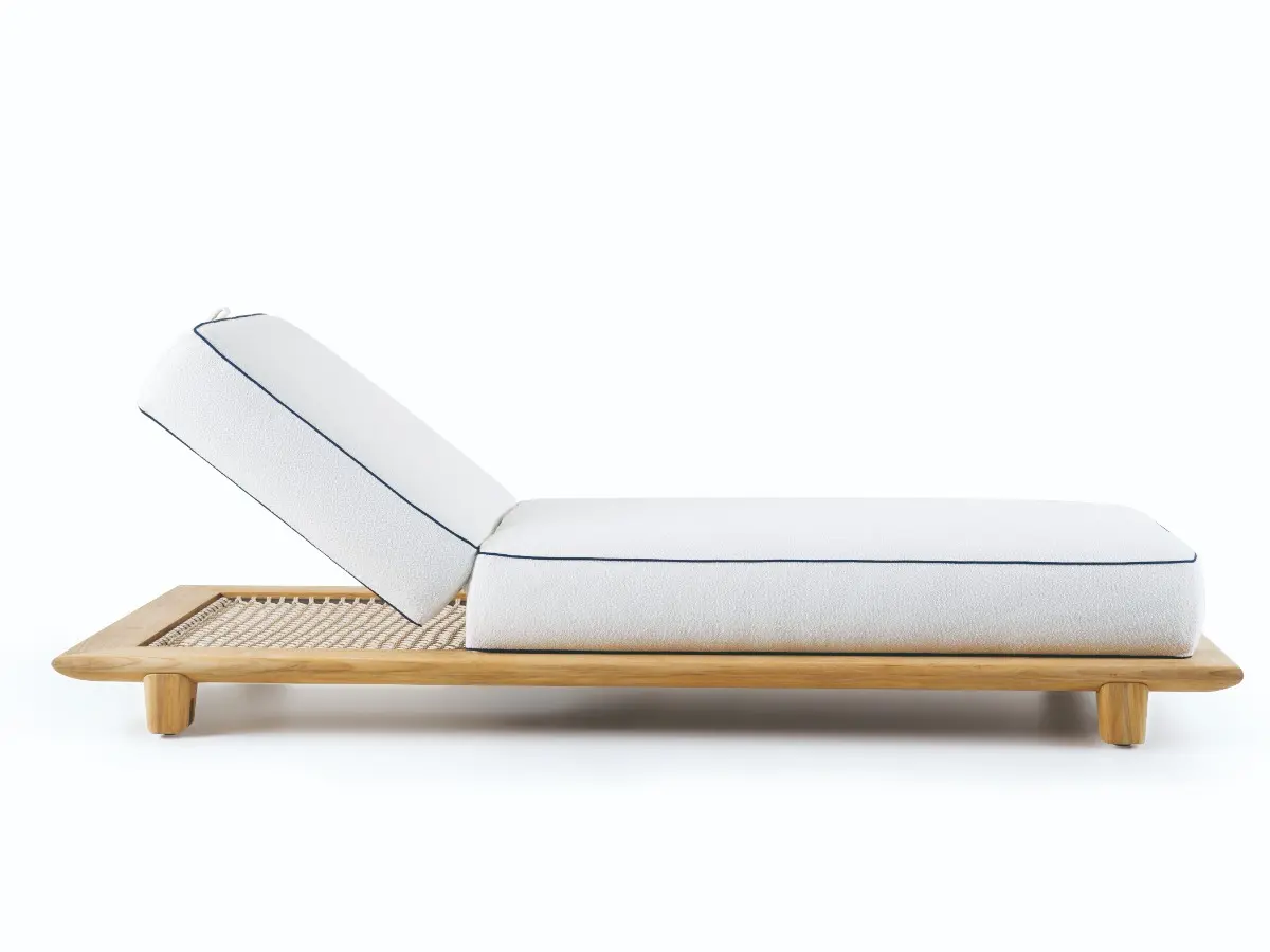 Lettino con struttura in teak naturale e base in corda.