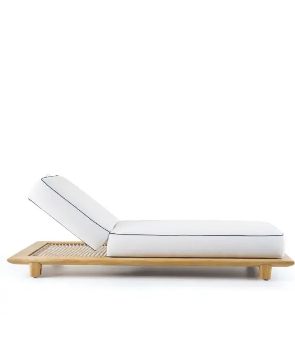Lettino con struttura in teak naturale e base in corda.