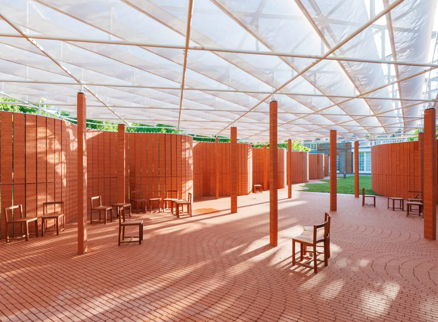 Serpentine Pavilion 2026, un padiglione a forma di serpente progettato da Isabel Abascal e Alessandro Arienzo, LANZA atelier. Vista interna © LANZA atelier, Foto Iwan Baan, Per gentile concessione di Serpentine.