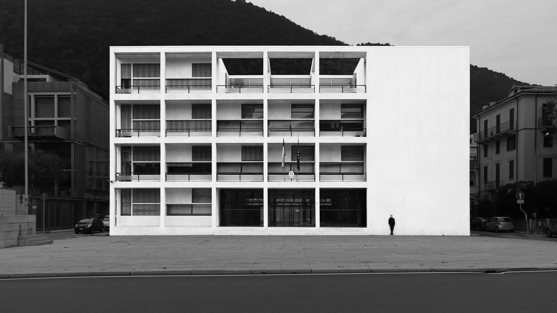 veduta frontale di Casa del Fascio a Como