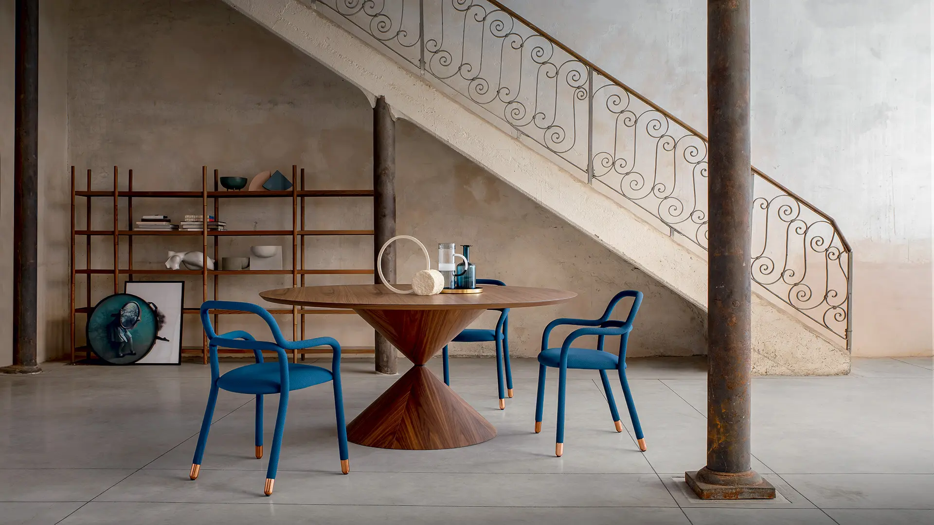 Tavolo Clessidra, design Paolo Vernier, 2019; Sedie Pippi, design Roberto Paoli, 2019; Libreria Siena, design Balutto Associati, 2021